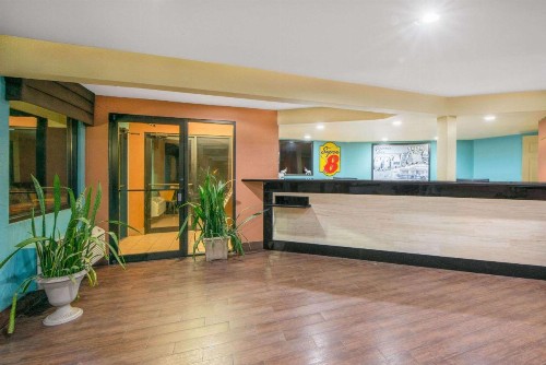 Super 8 by Wyndham Tulsa - image 4