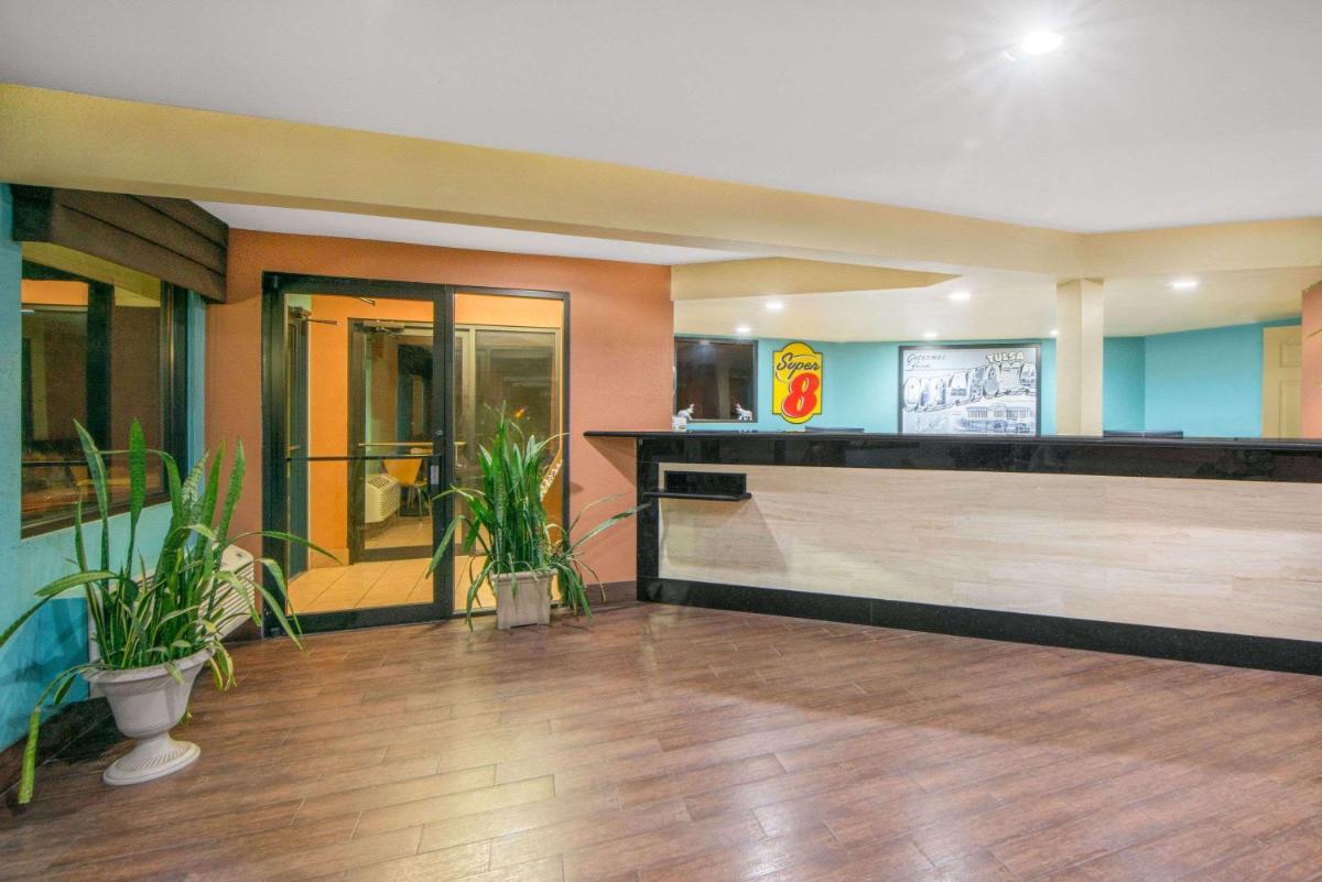 Super 8 by Wyndham Tulsa - image 4