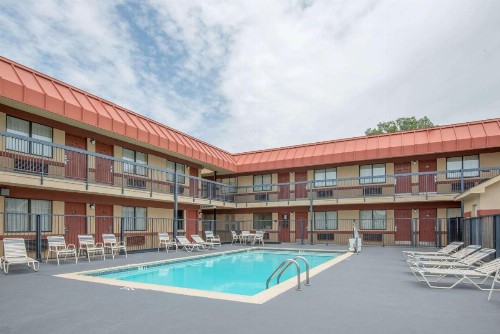 Super 8 by Wyndham Tulsa - image 7