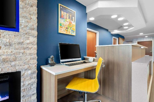Microtel Inn & Suites by Wyndham Tulsa East - image 1