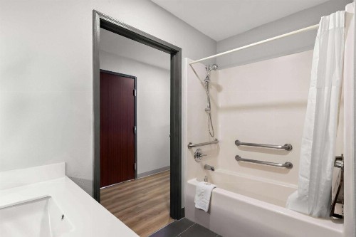 Microtel Inn & Suites by Wyndham Tulsa East - image 18