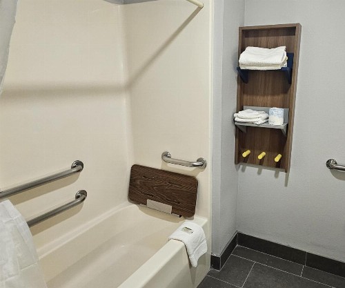 Microtel Inn & Suites by Wyndham Tulsa East - image 2
