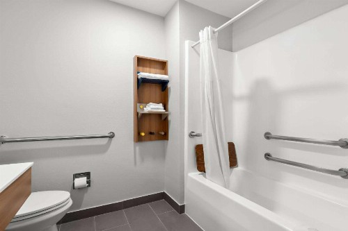 Microtel Inn & Suites by Wyndham Tulsa East - image 3