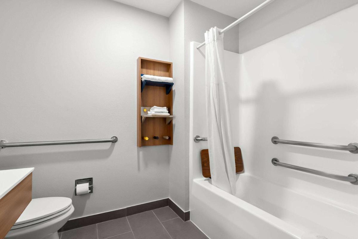 Microtel Inn & Suites by Wyndham Tulsa East - image 3