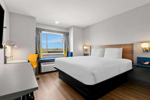 Microtel Inn & Suites by Wyndham Tulsa East - image 40