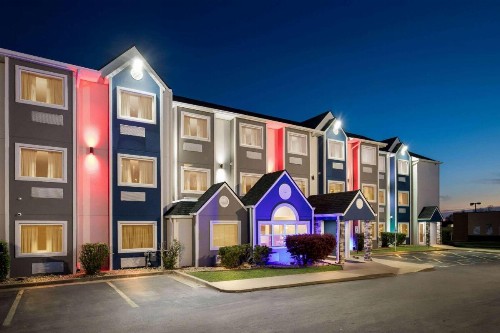 Microtel Inn & Suites by Wyndham Tulsa East - image 45