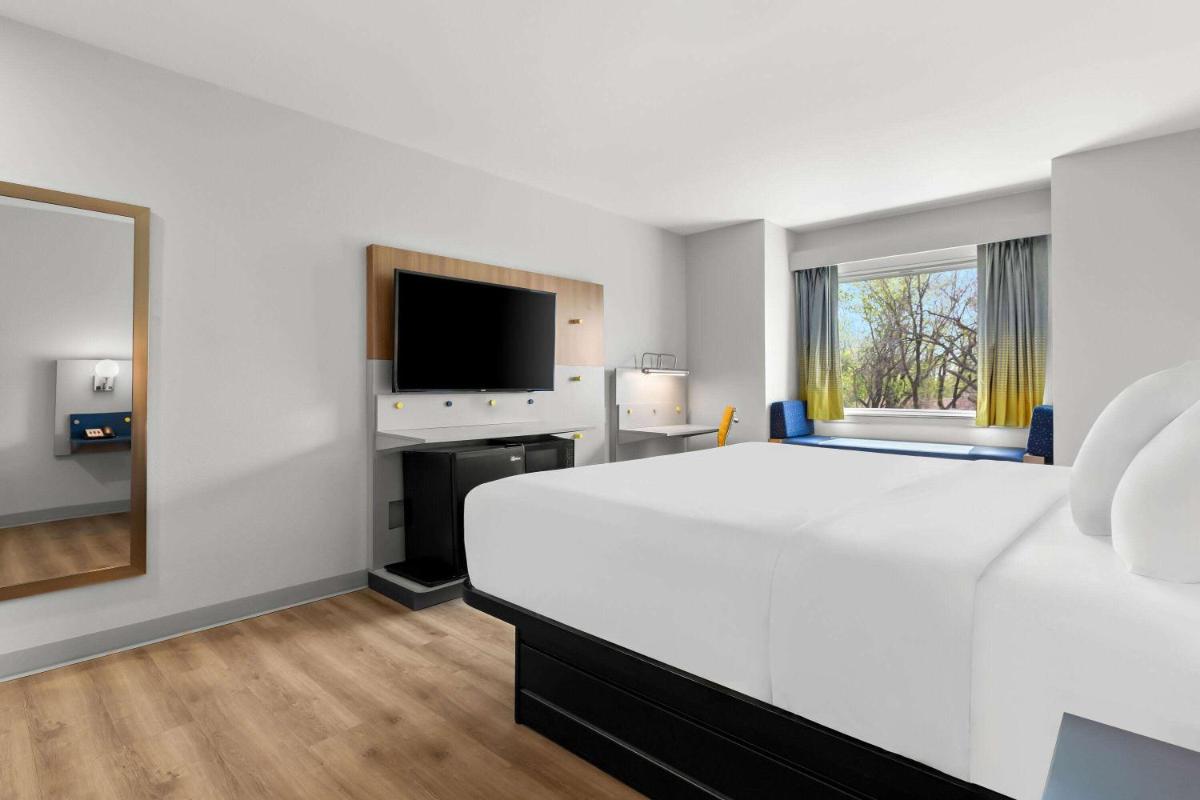 Microtel Inn & Suites by Wyndham Tulsa East - image 5