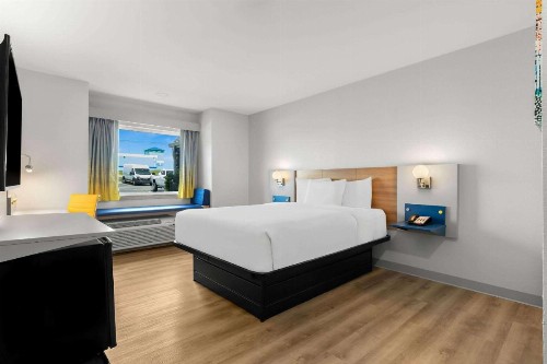 Microtel Inn & Suites by Wyndham Tulsa East - image 7