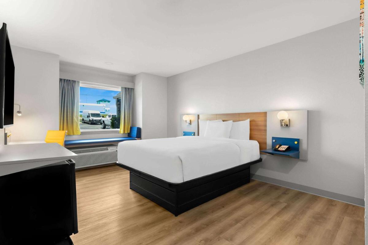 Microtel Inn & Suites by Wyndham Tulsa East - image 7