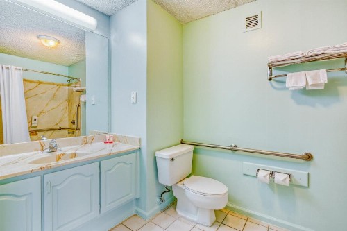 OYO Townhouse Tulsa Woodland Hills - image 22