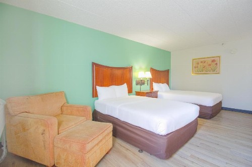 Clarion Inn And Suites - image 10