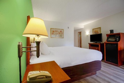 Clarion Inn And Suites - image 18