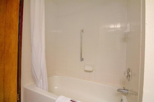 Clarion Inn And Suites - image 19