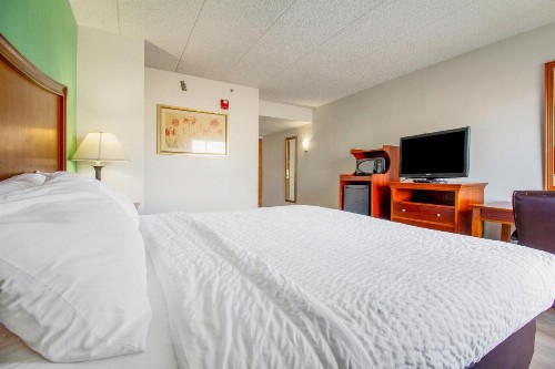 Clarion Inn And Suites - image 22