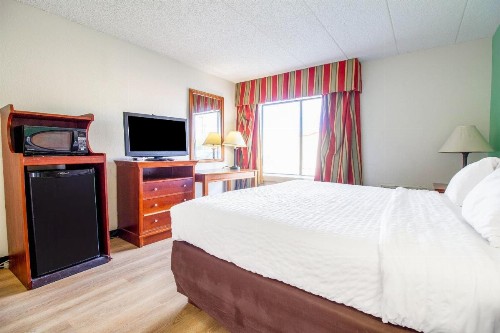 Clarion Inn And Suites - image 34