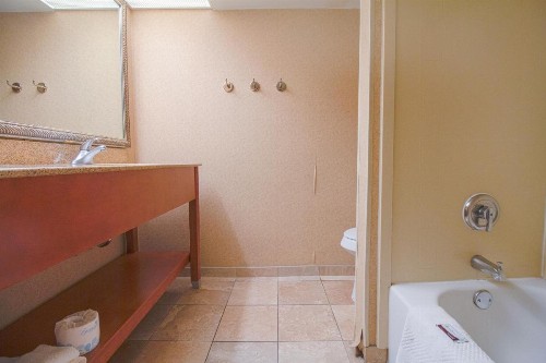 Clarion Inn And Suites - image 35