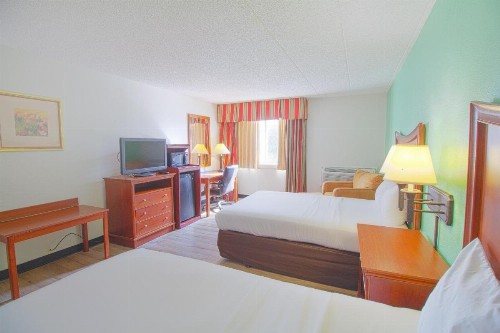 Clarion Inn And Suites - image 6