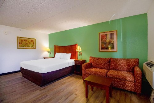 Clarion Inn And Suites - image 7