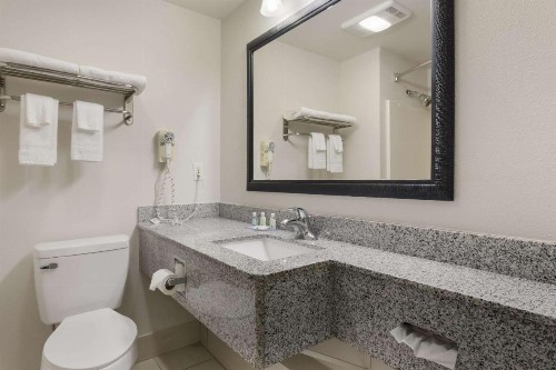 Quality Suites I-44 - image 2
