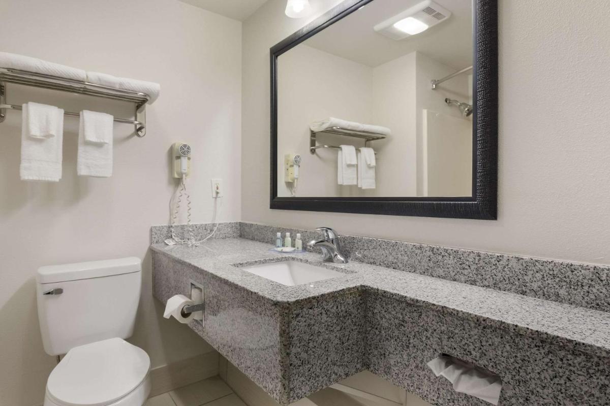 Quality Suites I-44 - image 2