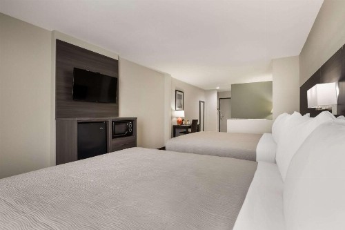 Quality Suites I-44 - image 20
