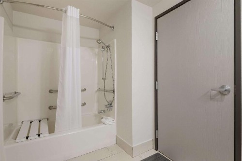 Quality Suites I-44 - image 21