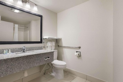 Quality Suites I-44 - image 4