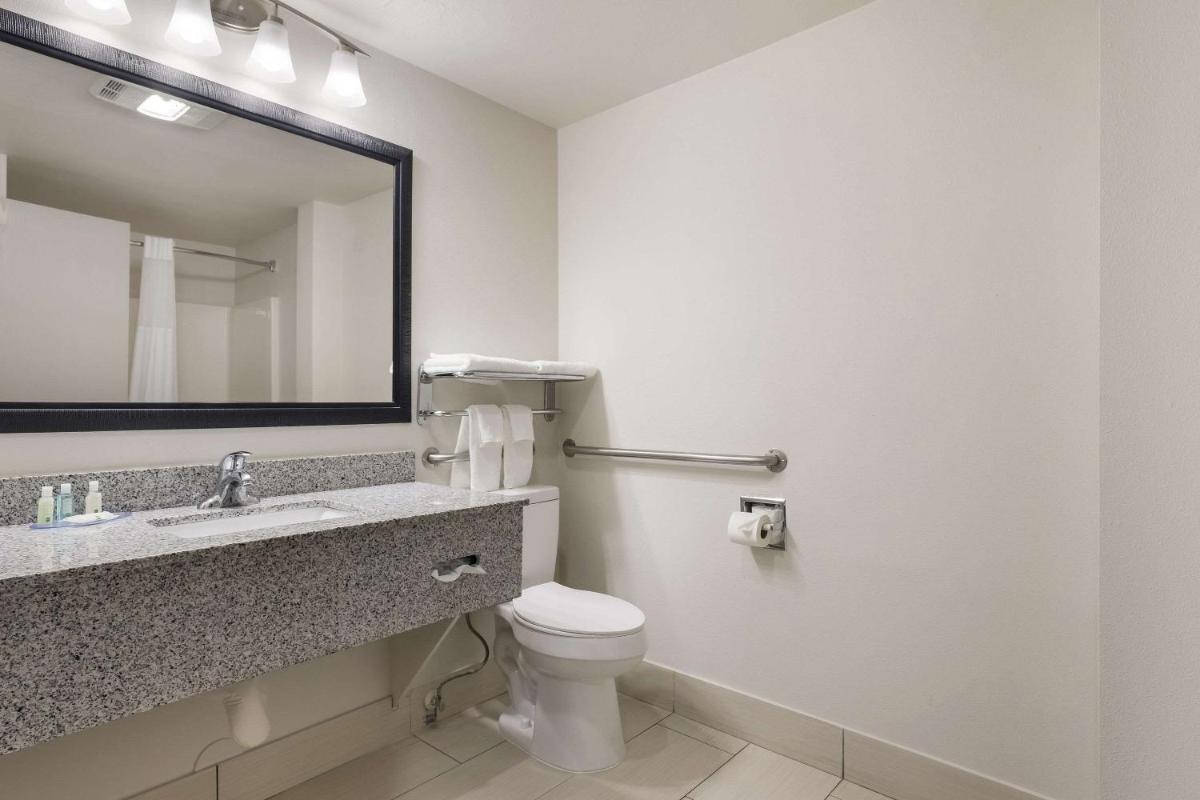 Quality Suites I-44 - image 4