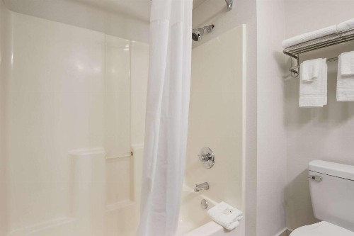 Quality Suites I-44 - image 7