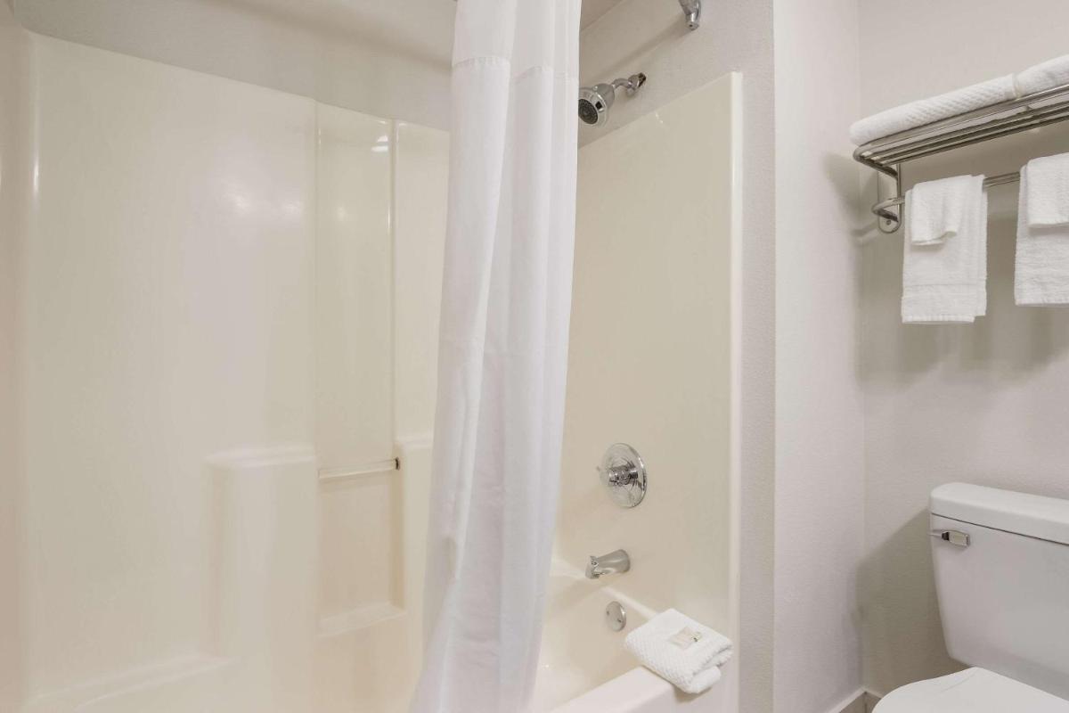 Quality Suites I-44 - image 7