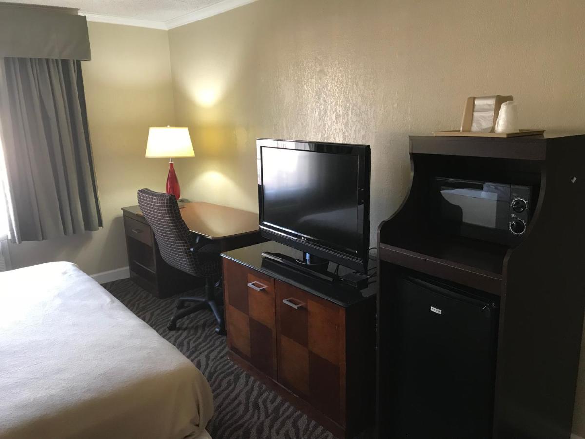 Hometown Inn & Suites - image 6