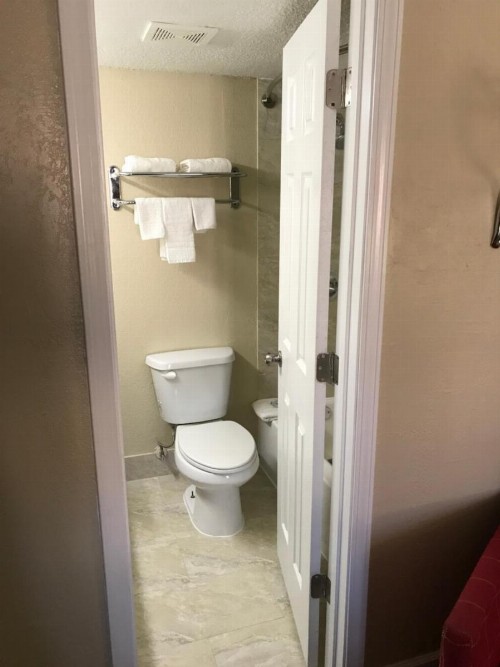 Hometown Inn & Suites - image 8