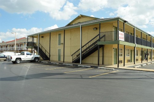 Delux Inn Tulsa - image 2