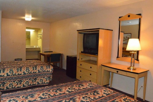 Delux Inn Tulsa - image 4