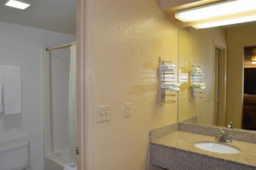 Delux Inn Tulsa - image 5