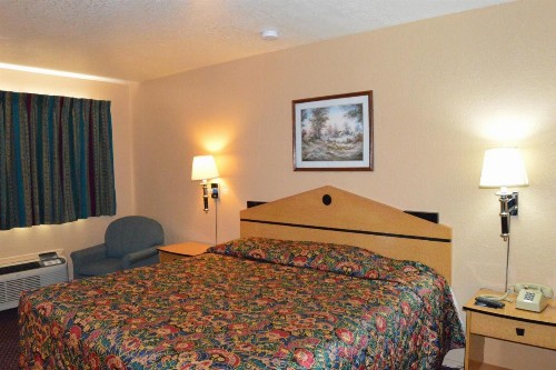 Delux Inn Tulsa - image 7