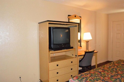 Delux Inn Tulsa - image 9