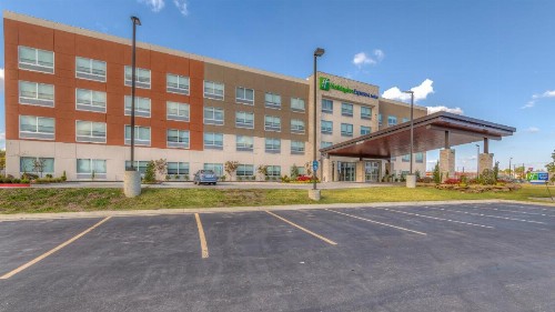 Holiday Inn Express & Suites Tulsa Midtown an IHG Hotel - image 13