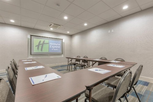Holiday Inn Express & Suites Tulsa Midtown an IHG Hotel - image 22