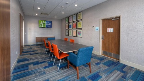 Holiday Inn Express & Suites Tulsa Midtown an IHG Hotel - image 28