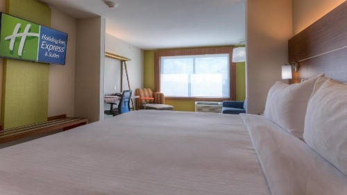 Holiday Inn Express & Suites Tulsa Midtown an IHG Hotel - image 30