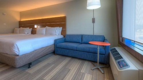 Holiday Inn Express & Suites Tulsa Midtown an IHG Hotel - image 4