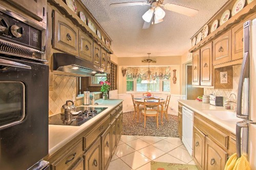 Private Home with Hot Tub and Patio Near Downtown Tulsa - image 8