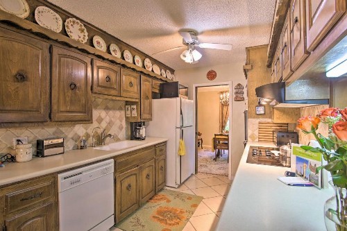 Private Home with Hot Tub and Patio Near Downtown Tulsa - image 9