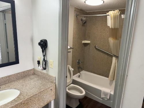 Days Inn & Suites by Wyndham Tuscaloosa - Univ. of Alabama - image 16