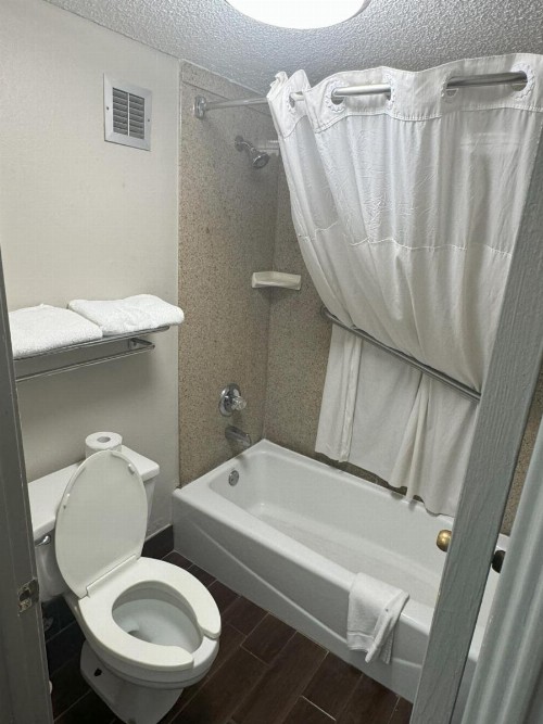Days Inn & Suites by Wyndham Tuscaloosa - Univ. of Alabama - image 25