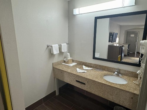Days Inn & Suites by Wyndham Tuscaloosa - Univ. of Alabama - image 27