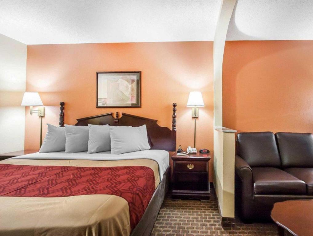 Econo Lodge Inn & Suites Tuscaloosa - image 4