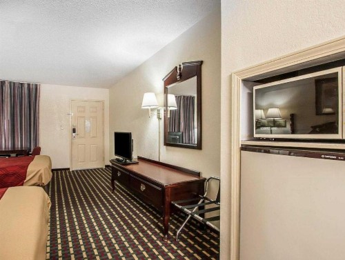 Econo Lodge Inn & Suites Tuscaloosa - image 6
