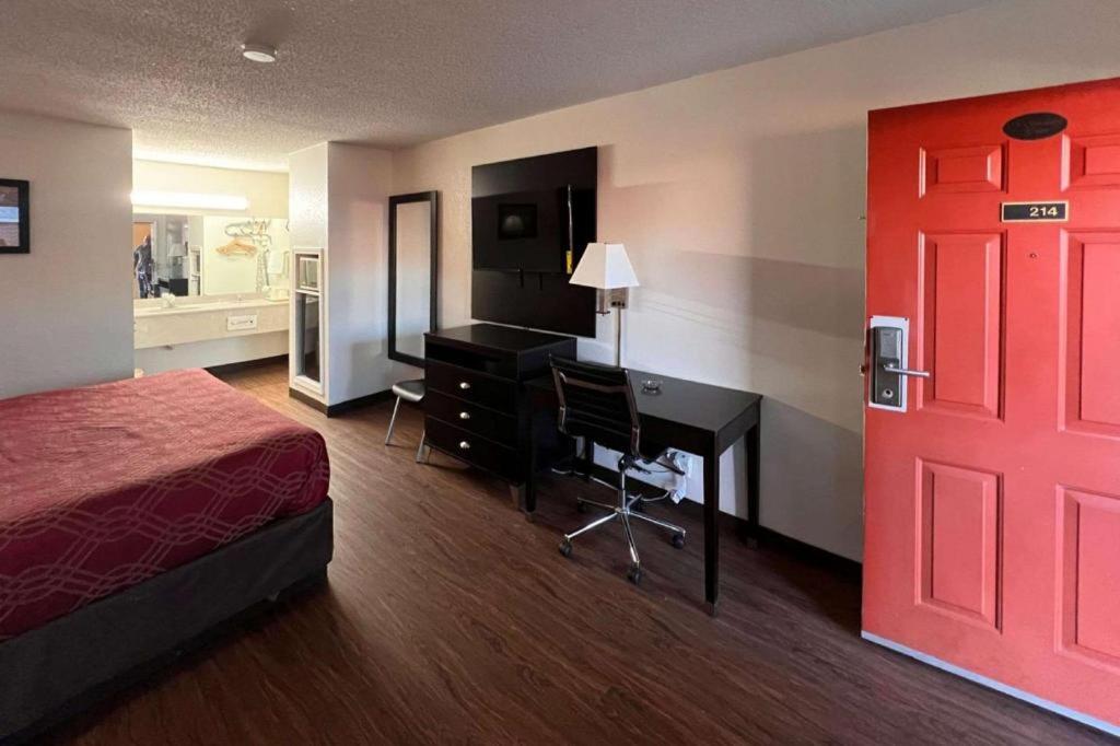 Econo Lodge Inn & Suites Tuscaloosa - image 7